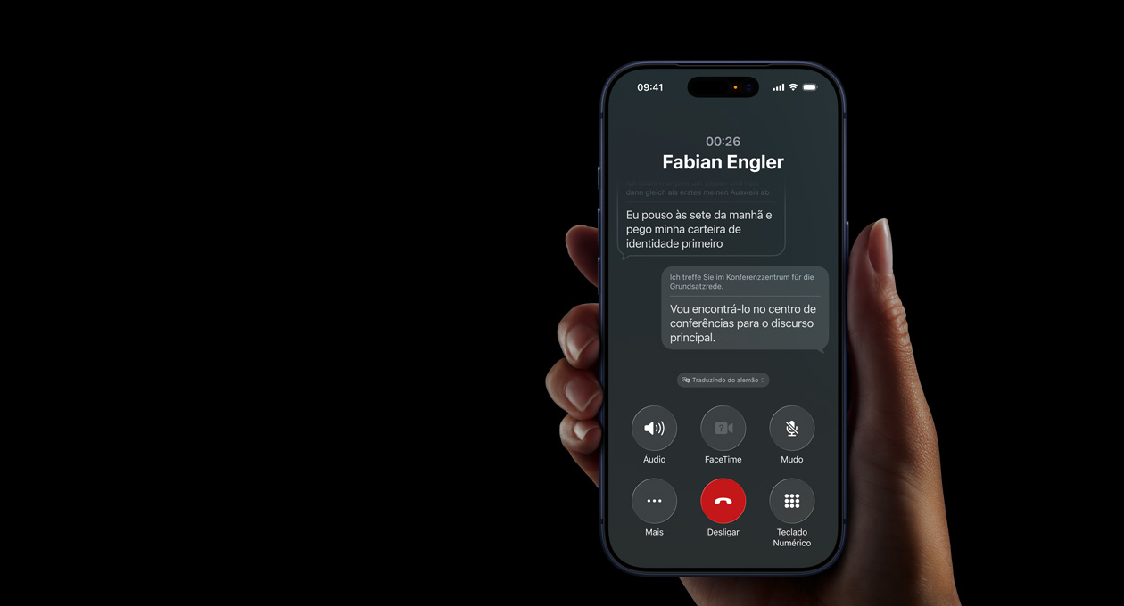 Mão segurando o iPhone 17 Pro, demonstrando o recurso Tradução ao Vivo da Apple Intelligence durante uma ligação telefônica