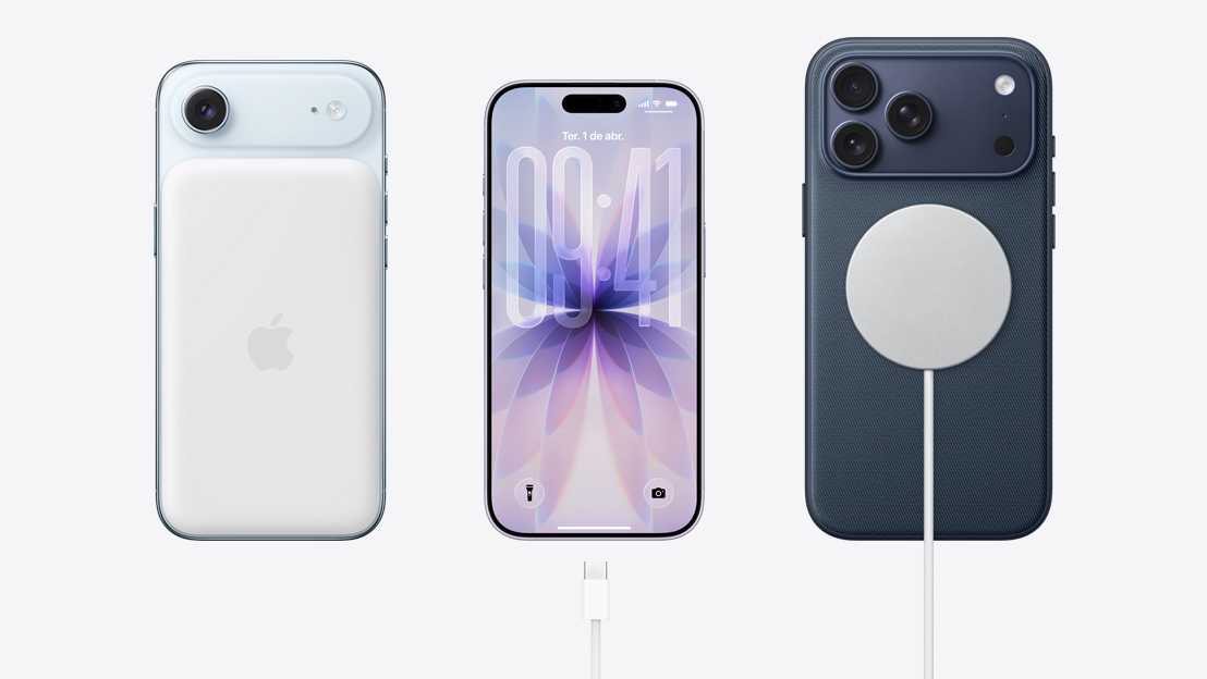 Lado a lado. Parte de trás do iPhone Air com bateria MagSafe encaixada, parte da frente do iPhone 17 com design todo tela, cabo para recarga com conector USB-C próximo à porta de recarga, parte de trás do iPhone 17 Pro com o cabo para recarga MagSafe encaixado