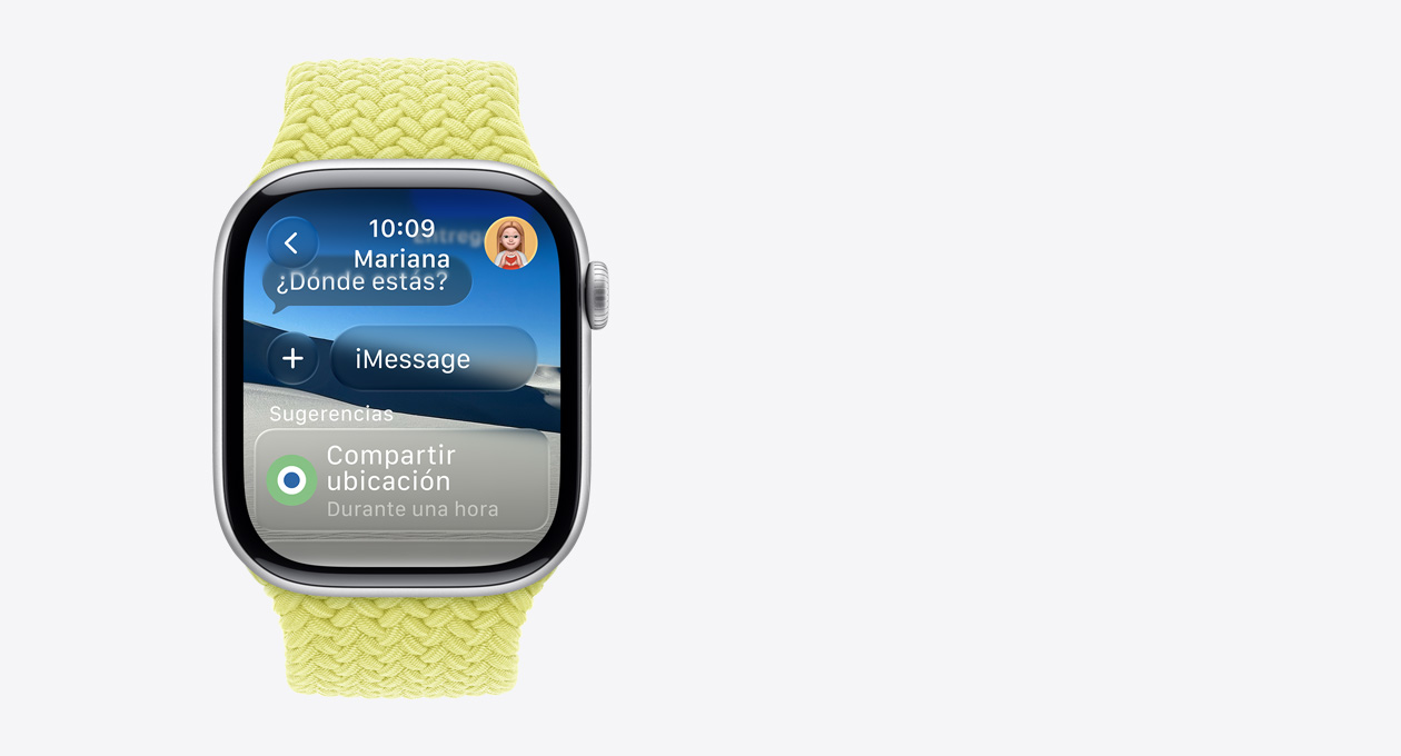 Un Apple Watch color plata con una correa trenzada amarilla, pantalla con un mensaje translúcido que dice '¿Dónde estás?', y debajo la palabra 'Sugerencias' con una acción inteligente para compartir la ubicación