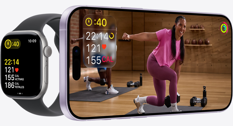 Pantalla de un iPhone con la app Fitness+ y un entrenamiento con datos de ejercicio sincronizados en un Apple Watch