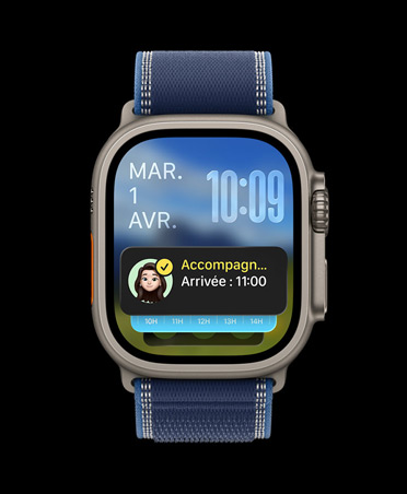 Apple Watch Ultra 3, finition noire, boîtier en titane, notification d’Accompagnement sur le dessus de la pile de Défilement intelligent, Boucle Trail, coloris bleu/bleu vif