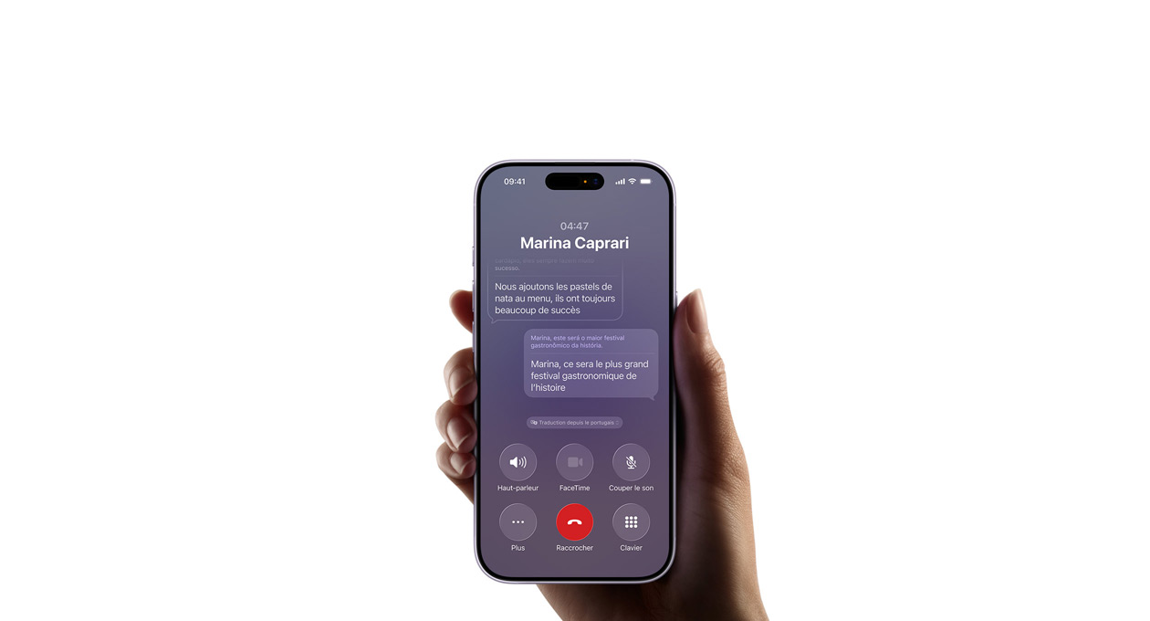Une main tenant un iPhone 17, présentant la fonctionnalité Traduction en direct d’Apple Intelligence