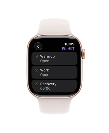 Apple Watch Series 11, aranyszínű titántok, Edzés app, egyéni edzés kártyája, szíj, lágy rózsaszín sportszíj