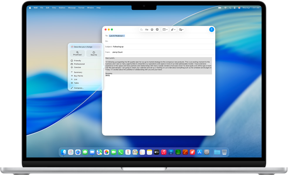 Egy MacBook Air képernyőjén az Apple Intelligence Íráseszközök funkciójával írnak egy e-mailt