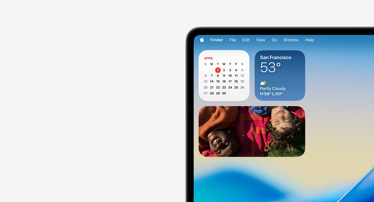 Egy Mac eszköz kijelzőjének bal felső sarkában az áttetsző menüsáv, illetve az Időjárás, a Naptár és a Fotók app widgetjeinek Liquid Glass-verziói jelennek meg az Értesítési központban