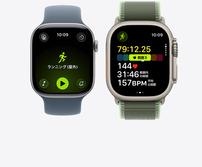 スペースグレイアルミニウムケースのApple Watch Series 11。屋外ランニングワークアウトが開いていて、Apple Musicの再生ボタンが表示されている。ナチュラルチタニウムケースのApple Watch Ultra 3。ランニングワークアウトが開いていて、心拍数範囲3と示されている