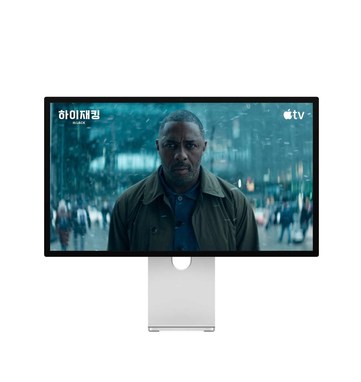 Studio Display XDR 주변에 음파 일러스트레이션이 있고, 화면에는 TV 프로그램 ‘하이재킹’ - Hijack의 한 장면이 표시되어 있습니다.