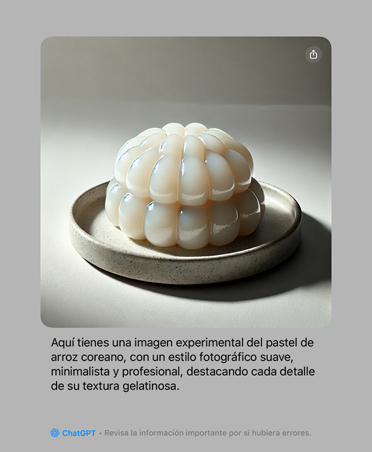 Un iPad Pro, parte frontal, posición vertical, color negro espacial, esquinas redondeadas, la pantalla muestra una representación experimental de un tradicional pastel de arroz coreano con una explicación de las características de la foto generada por Apple Intelligence con la integración de ChatGPT