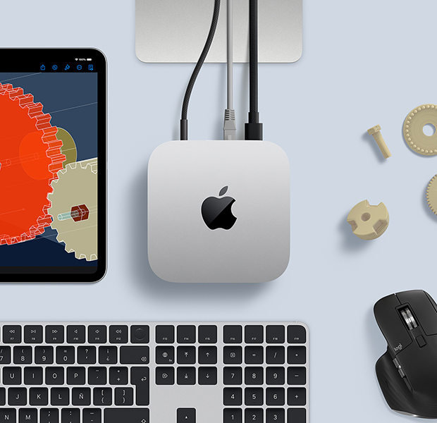 Vista desde arriba de una Mac mini color plata sobre un escritorio. Junto a la Mac mini hay un teclado inalámbrico de color negro y plata, un mouse inalámbrico negro y un iPad.