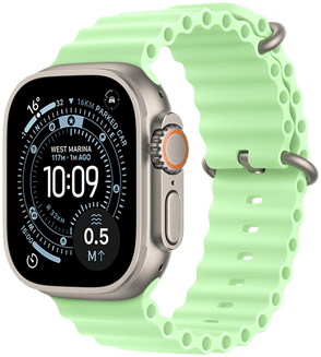 „Apple Watch Ultra 3“, natūrali spalva, titano korpusas, orientavimosi ciferblatas, rodmenys: UV indeksas, aktyvumas, palydovinis ryšys, kompasas, dešinioji išorinė pusė, „Digital Crown“, mikrofonas, šoninis mygtukas, „Ocean“ dirželis, neono žalios spalvos