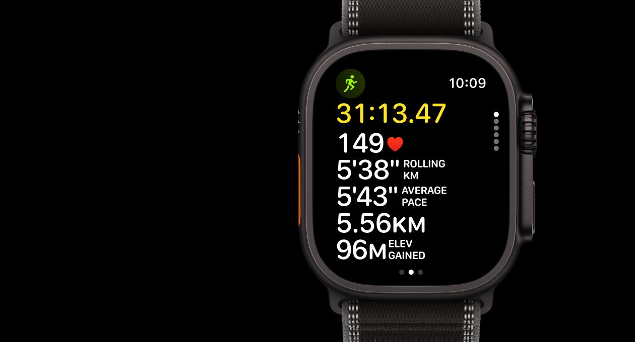 „Apple Watch Ultra 3“, juodos spalvos, titano korpusas, treniruočių programa, bėgimas lauke, kairė išorinė pusė, veiksmo mygtukas, dešinė išorinė pusė, „Digital Crown“, šoninis mygtukas, dirželis, „Trail“ apyrankė, juodos / anglies spalvos, animacija