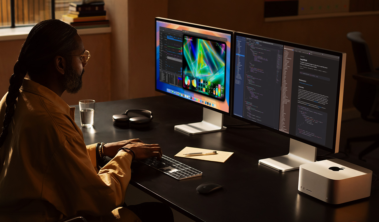 Profesionalas, dirbantis su „Mac Studio“ ir dviem „Studio Display“ monitoriais