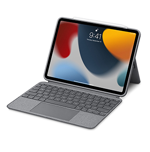 صورة من أعلى إلى أسفل لجهاز iPad Air مع لوحة مفاتيح ماجيك باللون الأبيض.