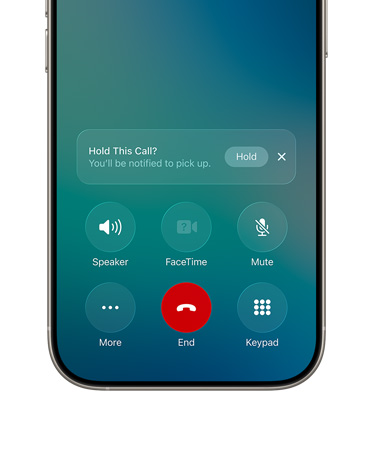 Dolna część ekranu iPhone’a pokazuje aktywne połączenie z nową funkcją Asystent oczekiwania i powiadomieniem
