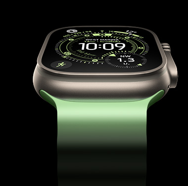 ภาพระยะใกล้ของ Apple Watch Ultra 3 ตัวเรือนไทเทเนียมธรรมชาติบนพื้นหลังสีดำ หน้าจอแสดงเวลาและข้อมูลไดนามิกอื่นๆ
