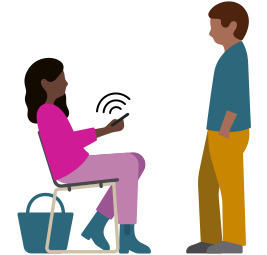 Una mujer sentada en una silla sostiene un iPhone con ondas de sonido que salen del dispositivo, un hombre está de pie frente a ella y escucha