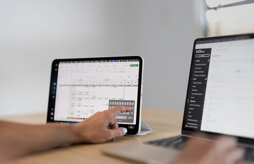 Sidecar convierte el iPad en una segunda pantalla, lo cual permite a la jefa de finanzas Gabrielle Pelletier tener más espacio para trabajar con muchos datos en Excel y QuickBooks.