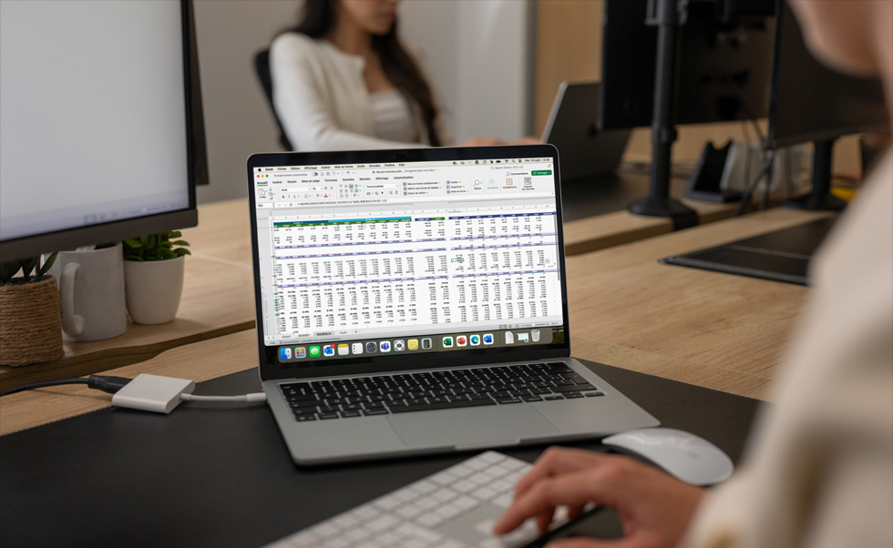 L’équipe des finances utilise Excel sur Mac pour gérer la comptabilité et le budget