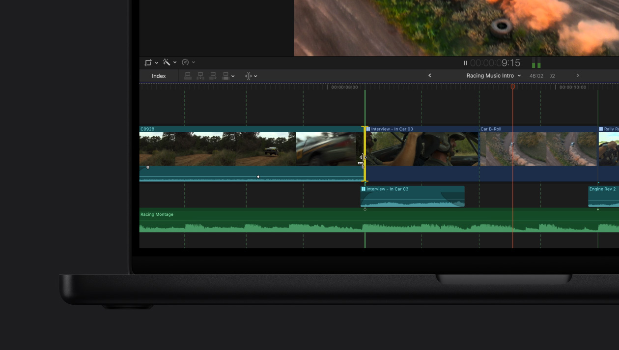 MacBook Pro de 16 pulgadas, la pantalla muestra una carrera de autos con la demostración de la funcionalidad Detección de Tiempo