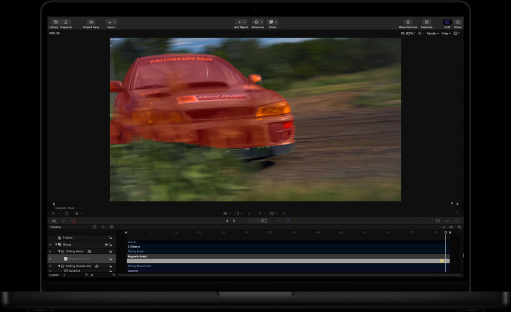 MacBook Pro de 16 pulgadas, la pantalla muestra el espacio de trabajo de Motion con un auto verde que atraviesa un campo, máscara roja que se superpone