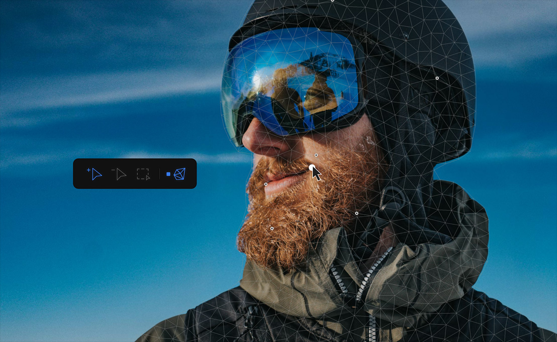 Imagen de un hombre con barba, casco y visera, cielo azul de fondo, mouse de computadora editando la imagen
