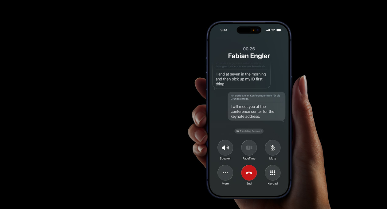 Demonstracija prijevoda u stvarnom vremenu u sklopu sustava Apple Intelligence tijekom glasovnog poziva na iPhoneu 17 Pro koji netko drži u ruci