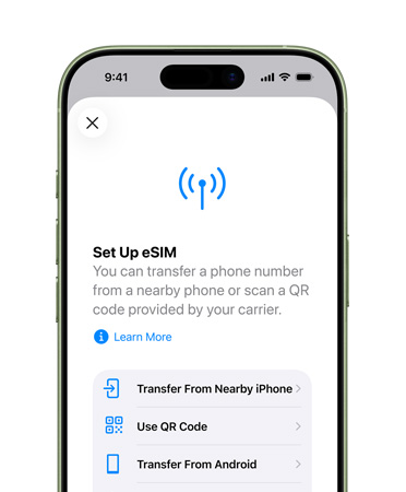 Elölről látható iPhone 17, amelyen a telefonszámok eSIM-re történő egyszerű átvitelét lehetővé tevő Mobilhálózat beállítása funkció látható.