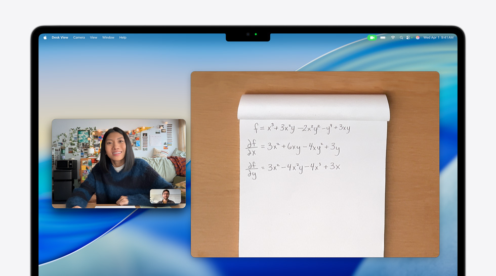 Videoopkald på MacBook Air, hvor en person bruger funktionen Visning af skrivebord til at vise en matematisk ligning til den anden person på opkaldet. Med Visning af skrivebord kan brugeren vise sit skrivebord og ansigt samtidig