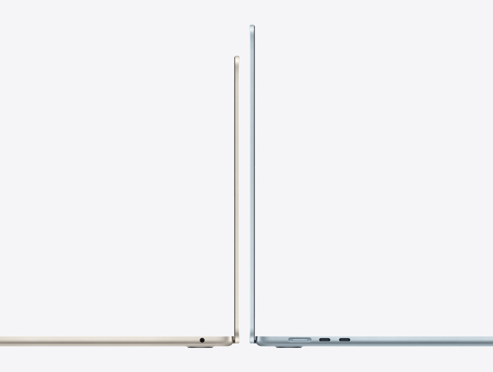 13" og 15" MacBook Air-modeller, som står med bagsiden mod hinanden for at vise størrelsesforskellen
