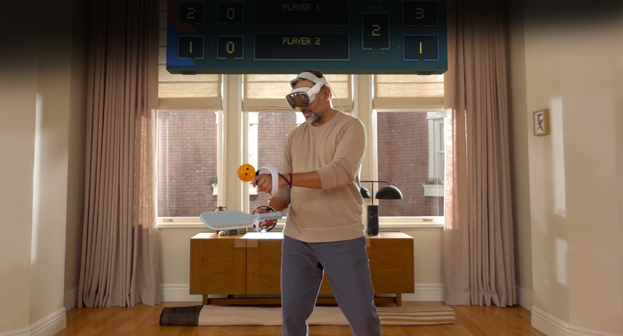 Mann mit einer Apple Vision Pro und Sony PlayStation VR2 Sense Controller, der das Spiel Pickle Pro spielt, räumliches Scoreboard über seinem Kopf